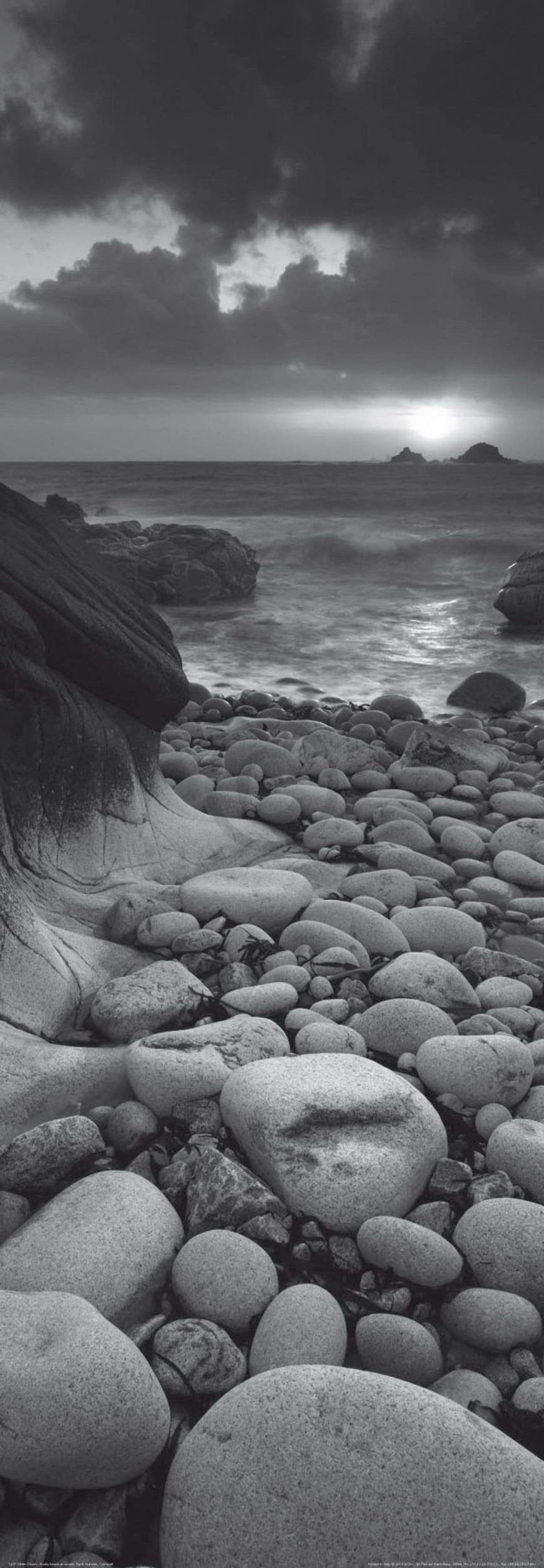 Kunstdruck Helen Dixon - Rocky beach at sunset 33x95cm