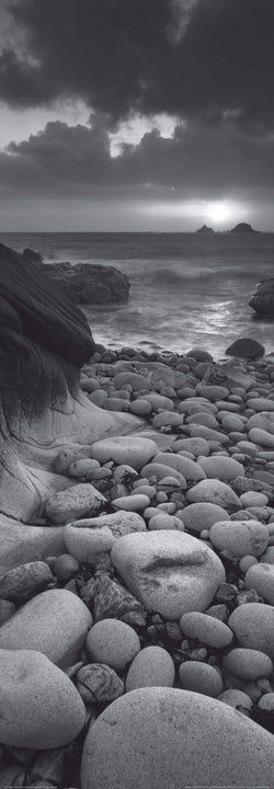 Kunstdruck Helen Dixon - Rocky beach at sunset 33x95cm