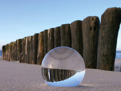 Kunstdruck Gerhard Rossmeissl - Kugel im Sand 80x60cm